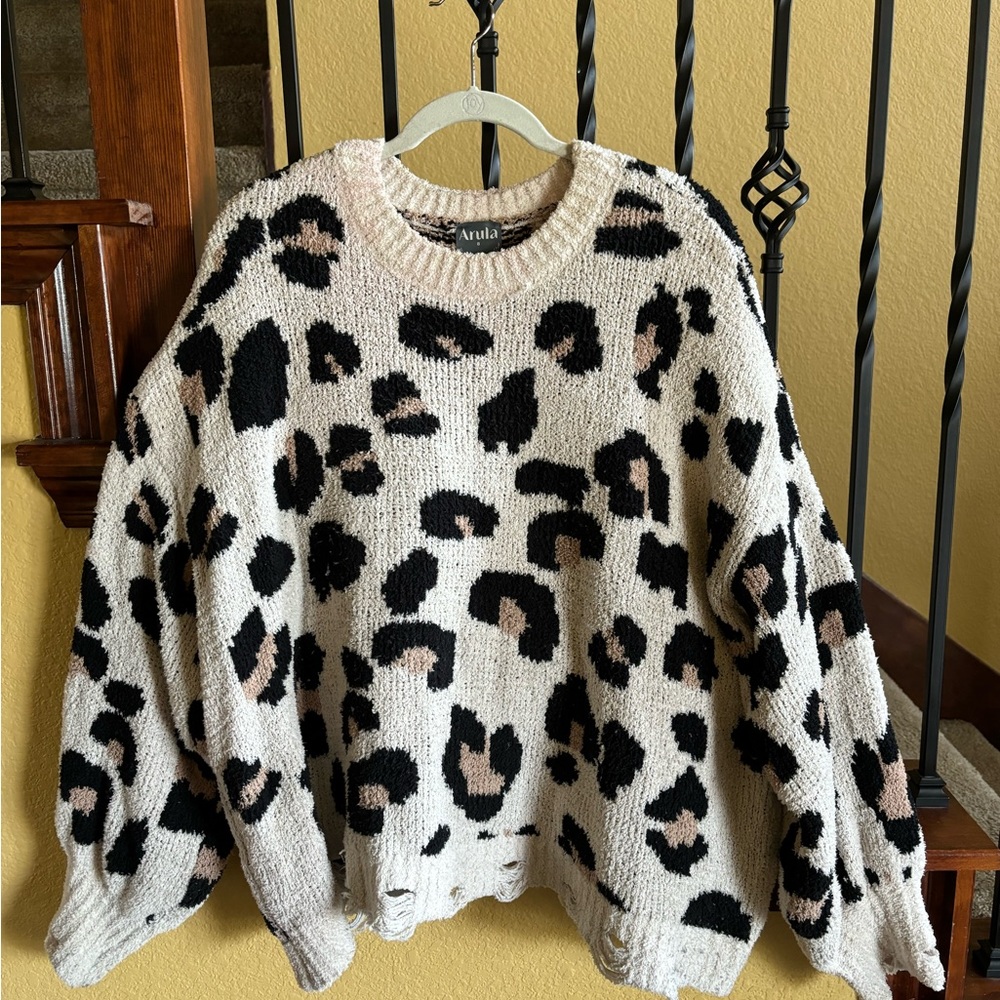 Arula cream leopard sweater size B